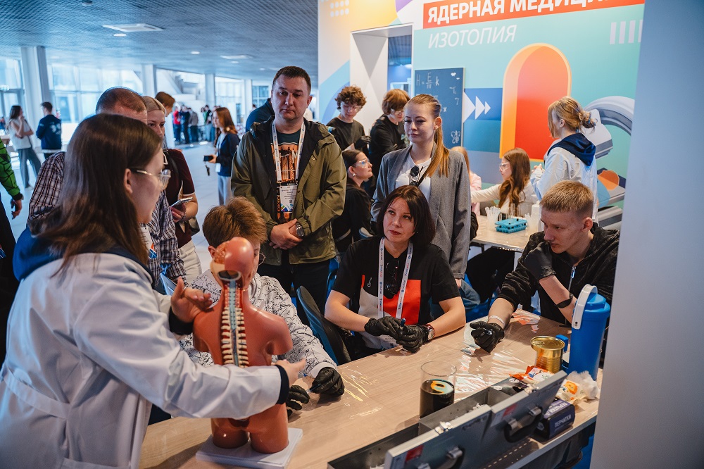 Научный дивизион «Росатома» принял участие в профориентационном треке на AtomSkills-2026