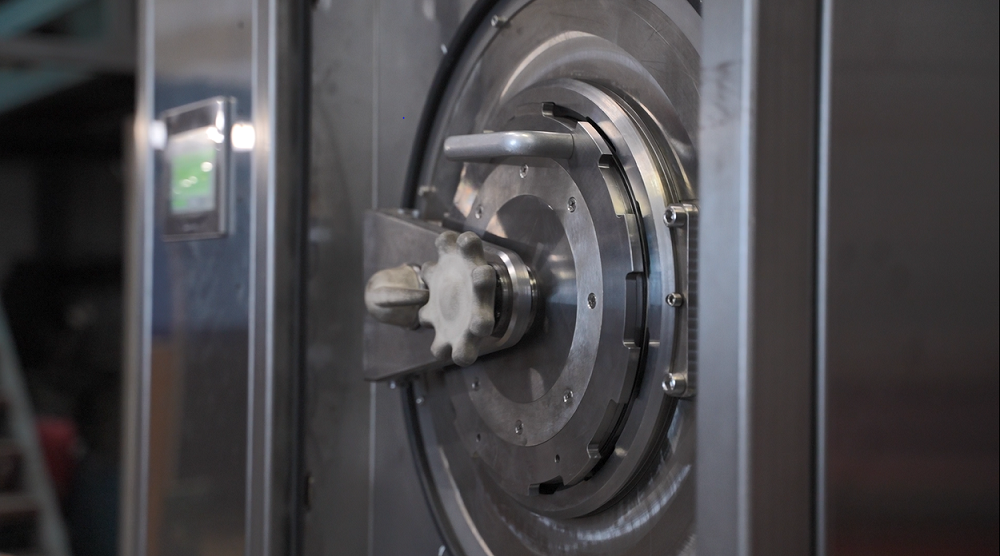 Ученые «Росатома» завершили испытания технологии безводной дезактивации спецодежды на экспериментальной установке 